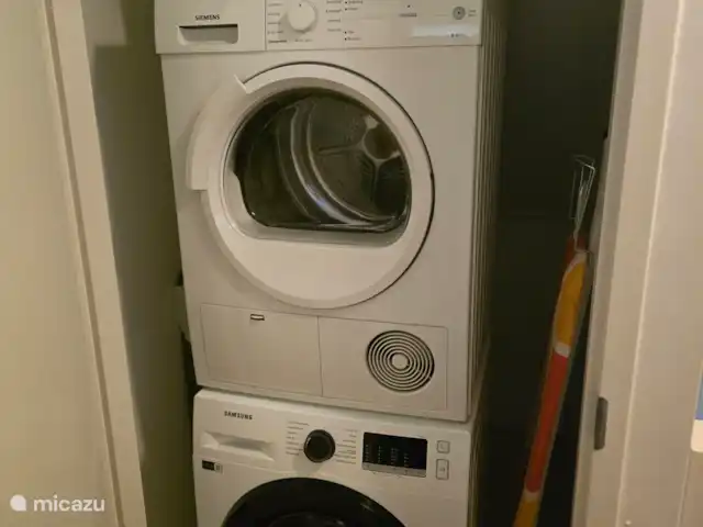 Was en droogmachine, strijkplank , strijkijzer, droogrek nz in de kast